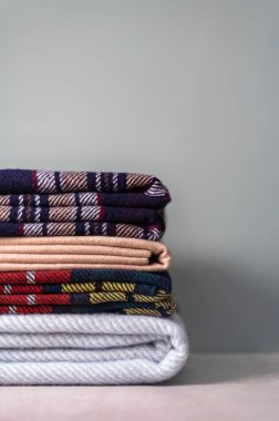 Katlanmış yün battaniye yığını, sonbahar ve kış konsepti