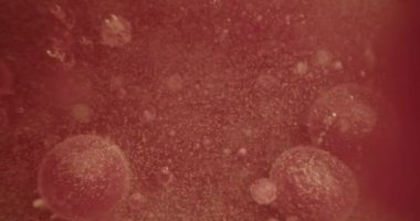 Kırmızı yağ sallanıyor ve patlıyor. 