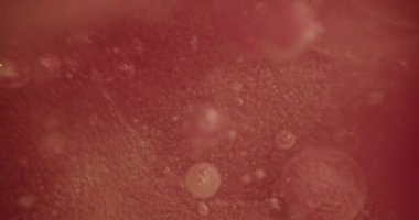 Kırmızı yağ sallanıyor ve patlıyor. 