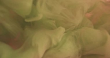 Suda yeşil ve kırmızı mürekkep karışımı