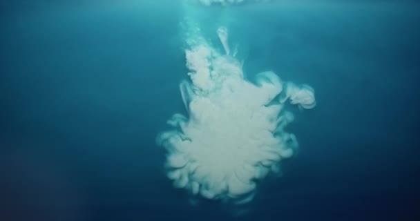 Salpicadura blanca en agua azul — Vídeo de stock