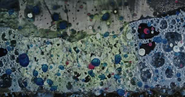 Pintura azul y púrpura burbujeando y vomitando — Vídeos de Stock