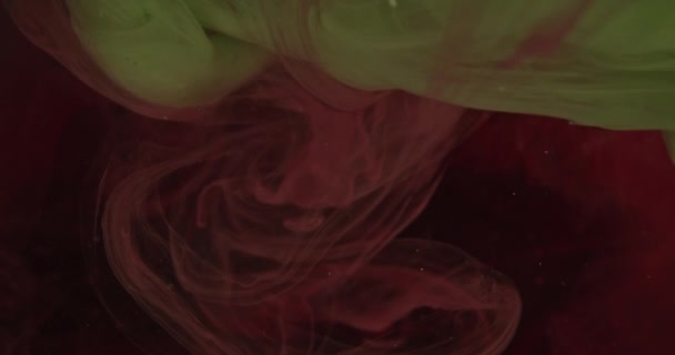 Green and red ink mixing in water — Stock Video