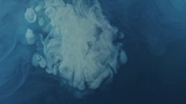 Mavi suda beyaz su sıçraması