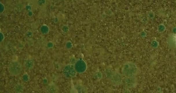 Burbujas de pintura azul rebotando en el agua — Vídeo de stock