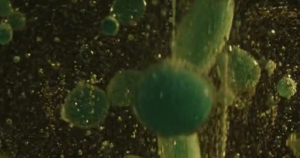Burbujas de pintura azul disparando en el agua — Vídeo de stock