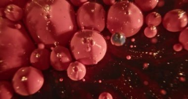 Kırmızı yağ sallanıyor.