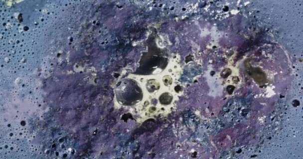 Peinture bleue et violette bouillonnant et crachant — Video