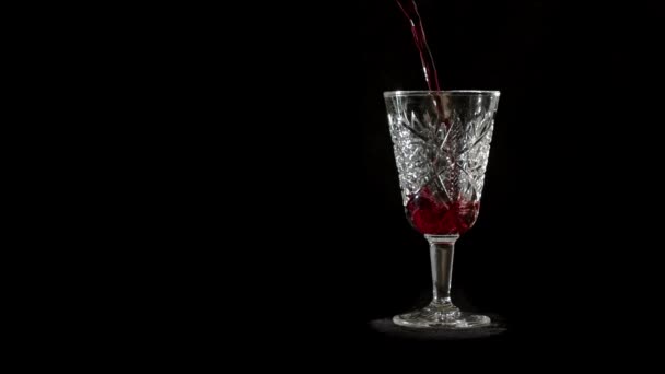 Červené víno se nalévá do křišťálového skla — Stock video