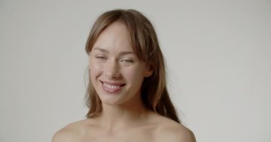 Güzel Esmer Kadın Kameraya Gülümsüyor