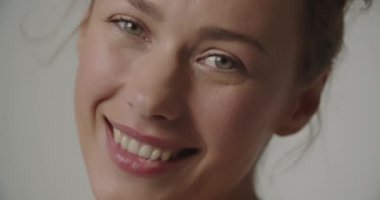 Gülümseyen ve göz silen güzel genç kadın.