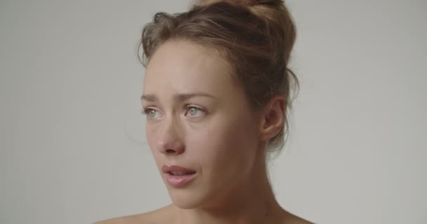 Bella giovane donna piangendo e asciugando strappo via — Video Stock
