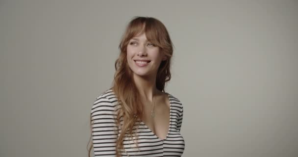 Gyönyörű fiatal nő, hosszú hair mosolyogva — Stock videók