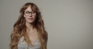 Rüzgarlı Uzun Saçlı ve Gözlüklü Genç Kadın