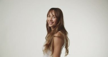 Beyaz Yelek Giyen Güzel Genç Kadın