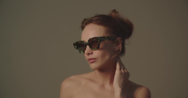 Vacker ung kvinna justera solglasögon — Stockvideo