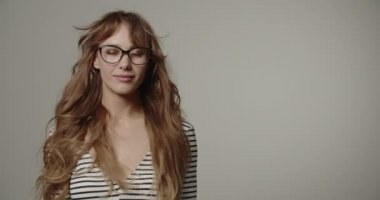 Rüzgarlı Uzun Saçlı Güzel Genç Kadın