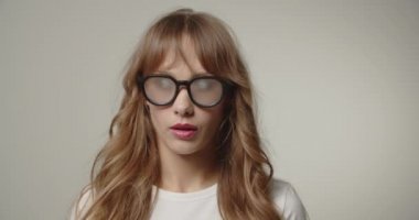 Bir çift buharlı gözlük takan bir kadın.