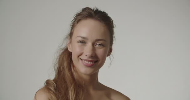 Belle jeune femme brune souriant à la caméra — Video