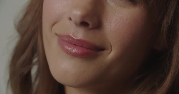 Kaunis nainen punaisella huulipunalla Pureva huuli — kuvapankkivideo