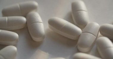 Beyaz arka planda tıbbi ilaçlar