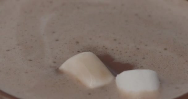 Marshmallows spritzen in schäumende heiße Schokolade — Stockvideo