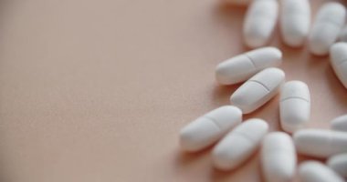 Dağılmış Beyaz Tablet Yığını Pembe Arkaplan