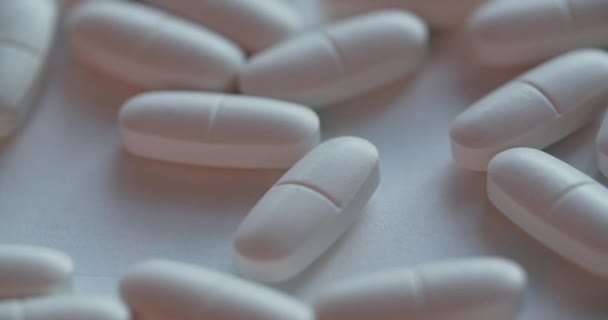 Píldoras médicas blancas sobre fondo blanco — Vídeos de Stock