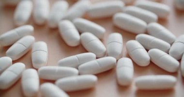 Pembe Arkaplanda Beyaz Tıbbi Haplar