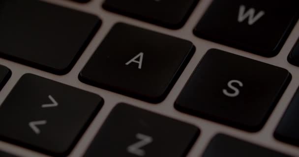 Laptop toetsenbord van brieven en nummers — Stockvideo