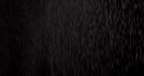 Podświetlany deszcz pada na czarnym tle — Wideo stockowe