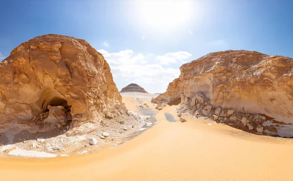 Alte große Ruinen in einer sonnigen Roten Wüste. — Stockfoto