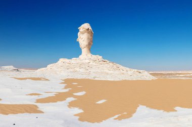 Beyaz Çölde mantarlar kaya oluşumları