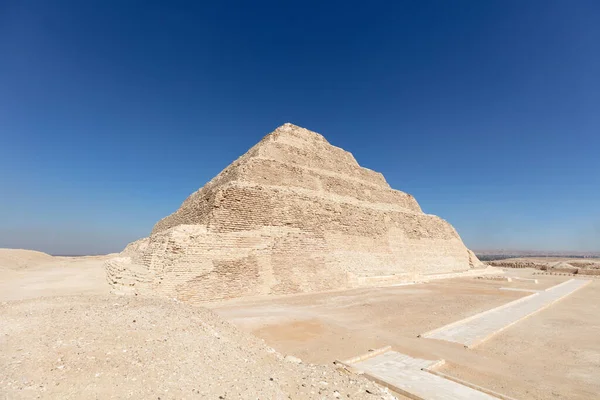 Pyramide égyptienne blanche unique avec le ciel bleu sur le fond. — Photo