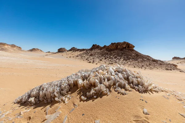 Felsformationen in beeindruckender Wüste vor dem Hintergrund des Himmels. — Stockfoto