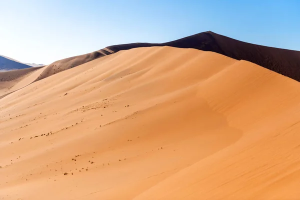 Stor perfekt duna på den blå himlen bakgrund, Namibia. — Stockfoto