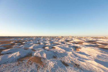 Olağanüstü beyaz çöl manzarası açık mavi gökyüzü