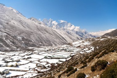 Dağlar arasında küçük bir kasabanın fotoğrafı, Nepal 'de doğa.