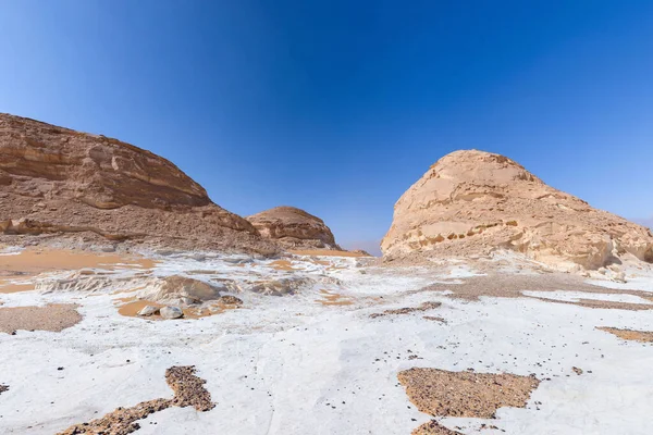 Landschaft der Roten Wüste auf dem sanften Himmelshintergrund. — Stockfoto