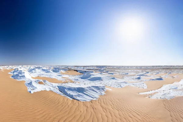 Schöne weiße Wüste mit einem strahlend blauen Himmel. — Stockfoto