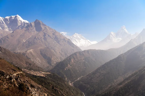 Höga berg med snö och blå himmel, Nepal. — Stockfoto