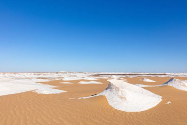 Açık mavi gökyüzü ile beyaz çöl doğası