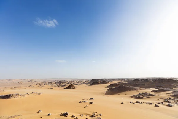 Natur der schwarzen Wüste mit klarem blauen Himmel. — Stockfoto