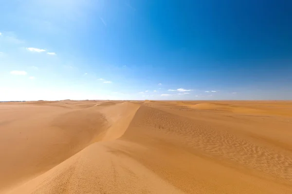 Unikt landskap i Sahara öknen med blå himmel på bakgrunden. — Stockfoto