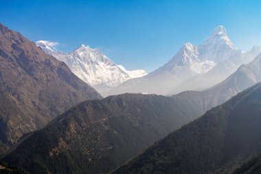 Ağaçlı büyük dağların aksine, Nepal..