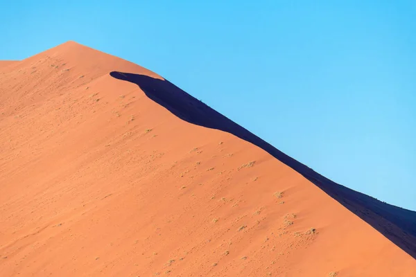 Duży naturalny duna na słonecznej pustyni na tle błękitnego nieba, gorący Namibia. — Zdjęcie stockowe