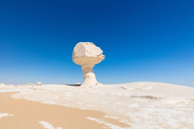 Beyaz Çöl 'de mantarlı, kaya oluşumlu eşsiz bir manzara.