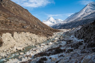 Nepal 'deki doğanın fotoğrafı, dağlarla taşlar arasındaki temiz nehir.
