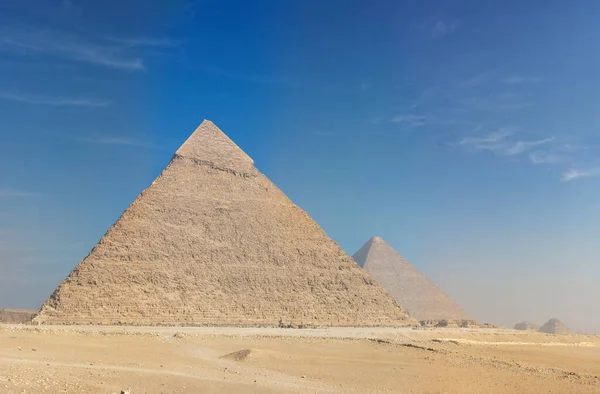 Stor pyramid i den tomma platsen i öknen. — Stockfoto