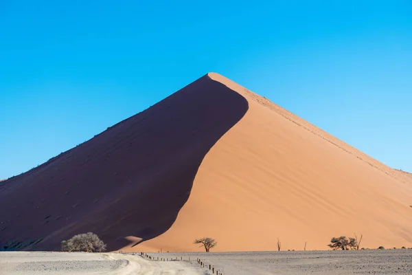 Piękne zdjęcie kontrastowe duny z cieniami po obu stronach Namibii. — Zdjęcie stockowe
